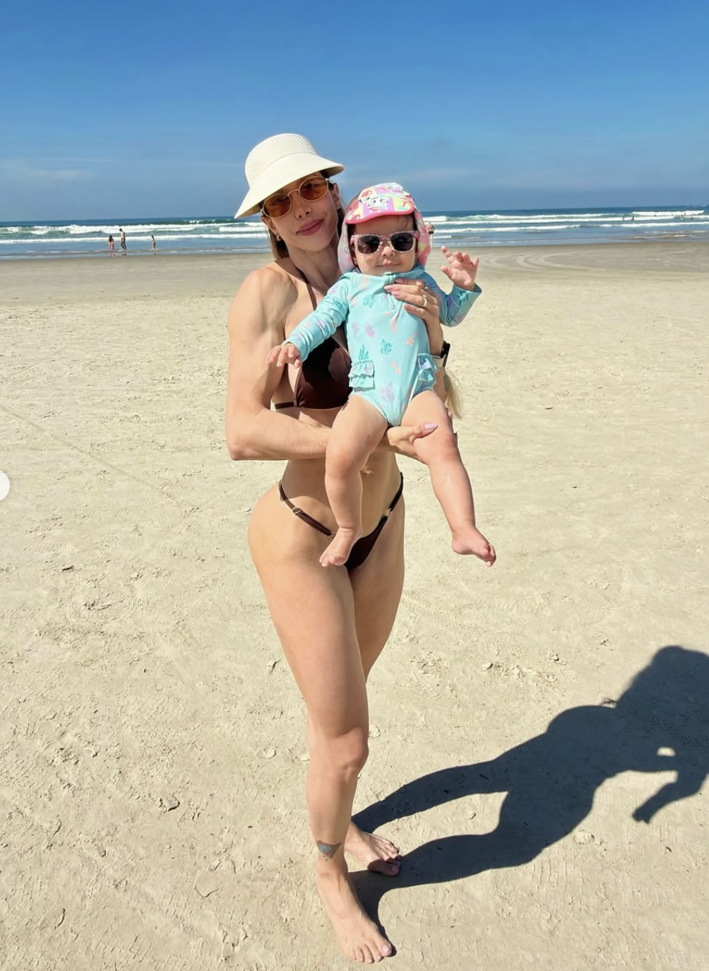 Bruna Correa três meses após o parto com o bebê